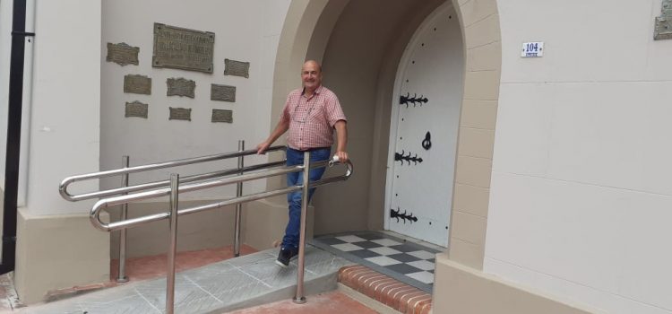 COLOCACIÓN DE PASAMANOS DOBLE EN RAMPA DE INGRESO A LA COMUNA