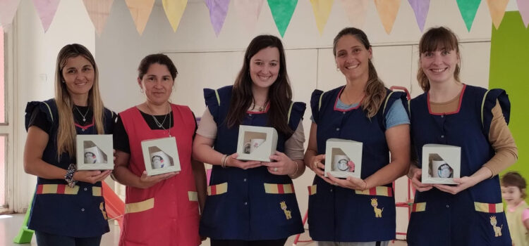 OBSEQUIAMOS UN PRESENTE A TODAS LA QUE TIENEN EL OFICIO MÁS LINDO Y PURO QUE ES EL DE SER “MAMÁ”