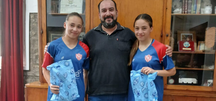 ENTREGA DE UN RECONOCIMIENTO A VALENTINA Y MARTINA STOCHERO